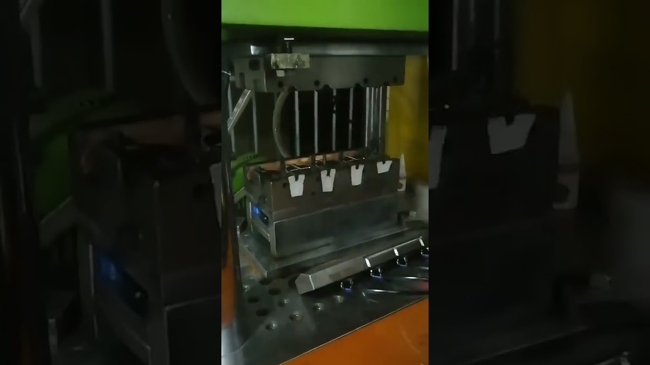 Máy làm vỏ điện thoại tự động dọc CE Made in China – Thiết bị sản xuất vỏ lưng chuyên nghiệp